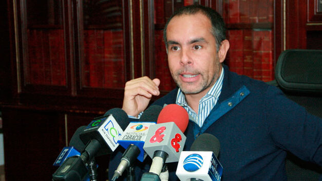 Colombia Senate candidate runs campaign ad featuring homosexual couples