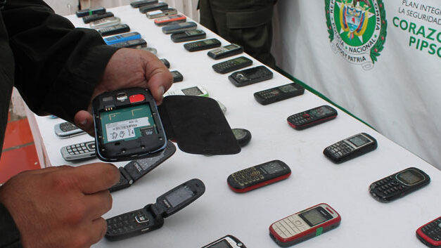 Colombia to work with neighbors to limit stolen cellphone trade