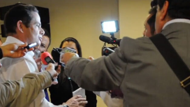 Journalists in central Colombia walk out on Santos running mate press conference