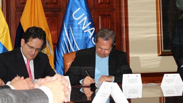 Colombia signs UNASUR democracy clause