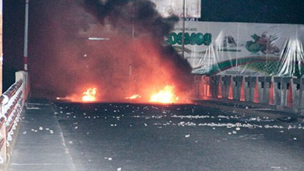 Bikers barricade bridge at Colombia-Venezuela border