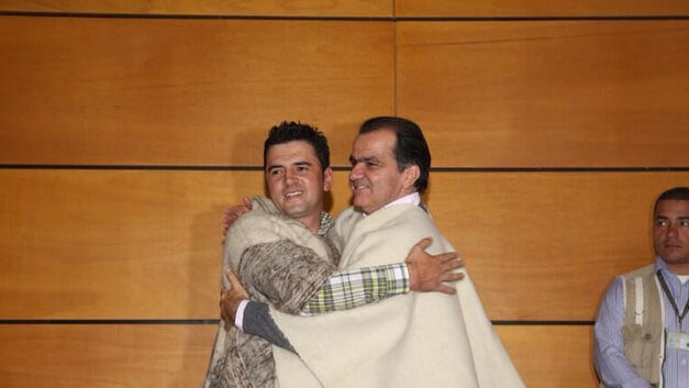 Zuluaga strikes pre-election deal with striking farmers in key rural states