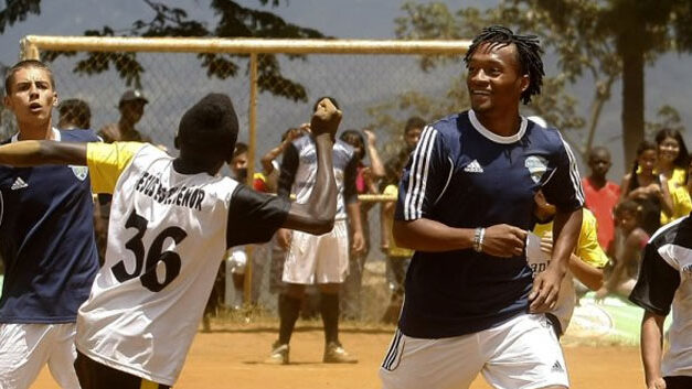 Juan Guillermo Cuadrado surprises underprivileged Medellin youth with soccer equipment, games