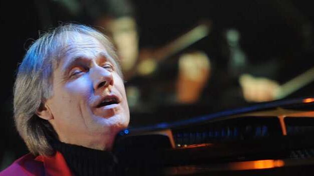 Richard Clayderman stood up at his own concert in Cartagena