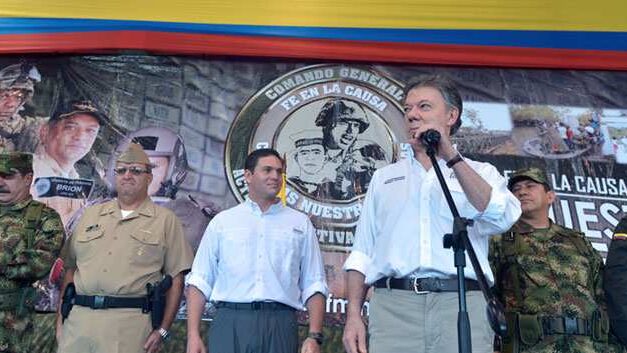 Santos calls to maintain offensive, increase pay for military amid peace talks