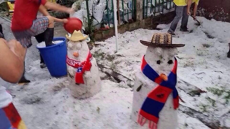 Snowman wearing a traditional Colombian sombrero and scarf of soccer club Independiente Medellin (Photo: Carolina Guevara)