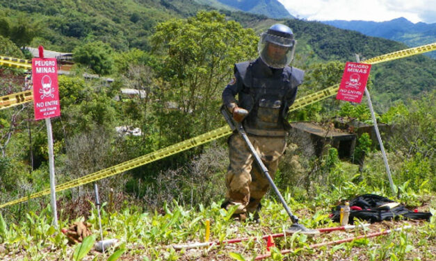 Army and FARC begin landmine removal program in north Colombia village