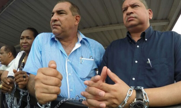 North Colombia mayors chain themselves to energy company doors over ongoing outages