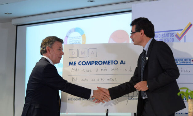 Colombia’s health sector in crisis because paramilitaries robbed 185M: Santos