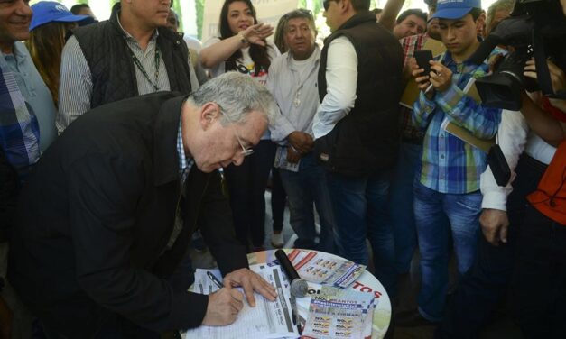Colombia’s opposition collecting signatures rejecting FARC peace deal