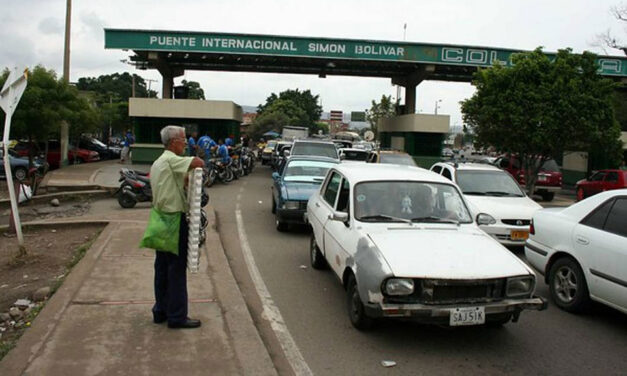 Venezuelans entering Colombia must get migrant card