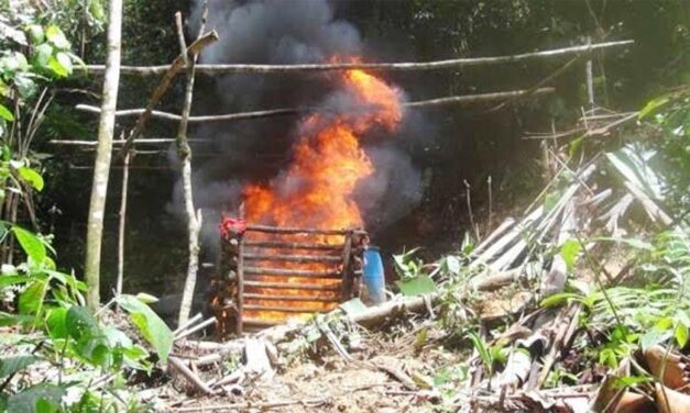 Colombia military attacks dissident FARC front, destroys 100 cocaine labs