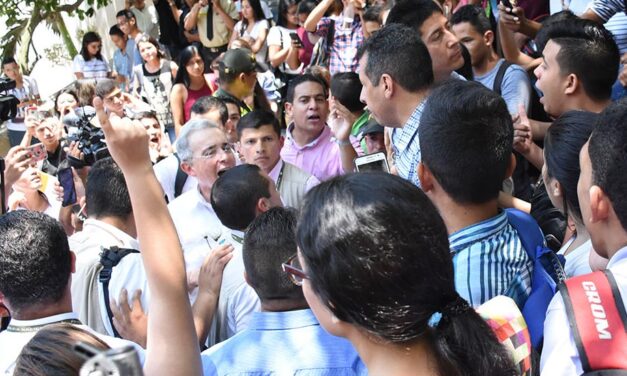 Politicians of all sides booed as peace campaigns show divided Colombia