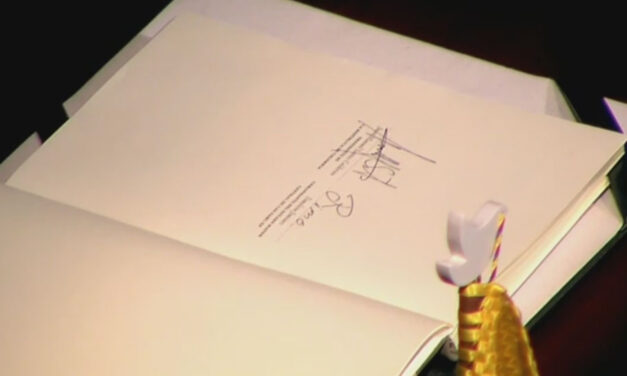 Colombian government and FARC rebels sign revised peace deal