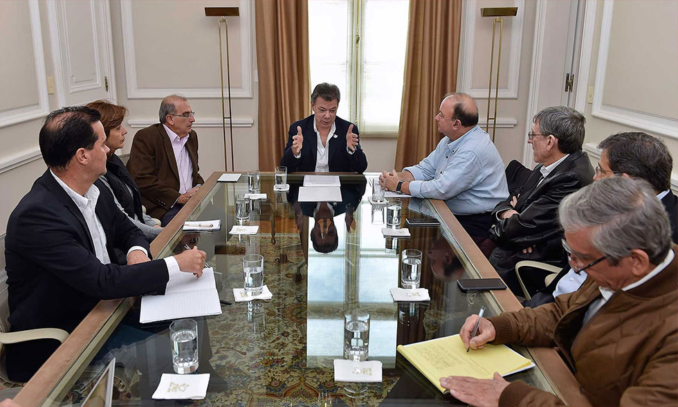 President Santos meets with his peace negotiators before they return to Cuba