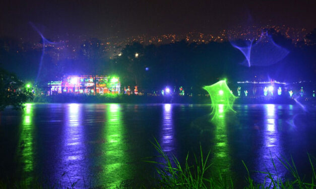 Medellin turns on Christmas lights, expects 90,000 tourists