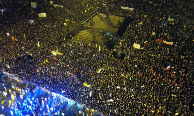 Who does Gustavo Petro think he is? Metallica?