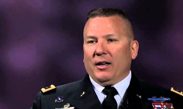 Commander of US division that ousted Noriega visits Colombia