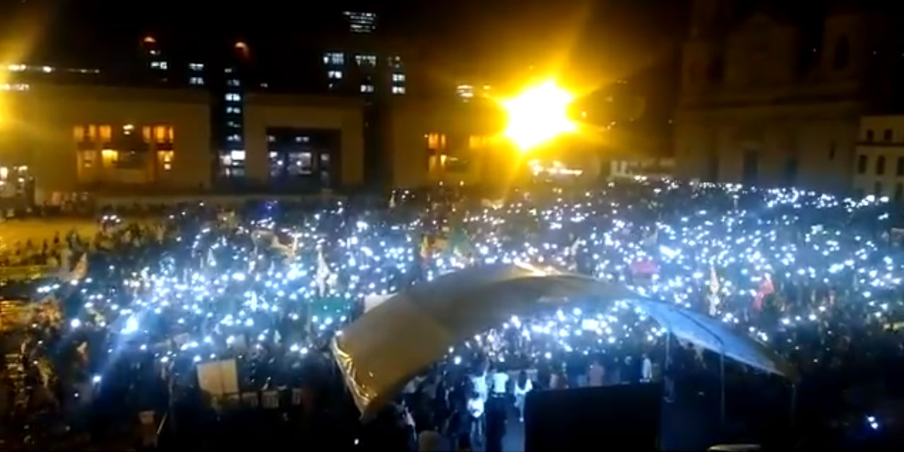 Thousands march in support of Colombia's war crimes tribunal