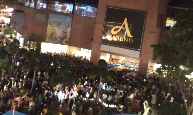 Hundreds take part in Bogota “kissathon” in massive push-back against homophobia