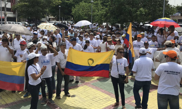 Hundreds in Colombia take to the street to support Uribe ahead of court hearing