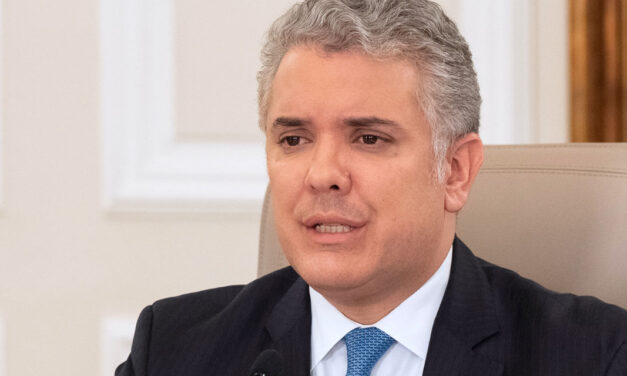 Duque celebrates restart Colombia’s manufacturing, forgets sales collapse