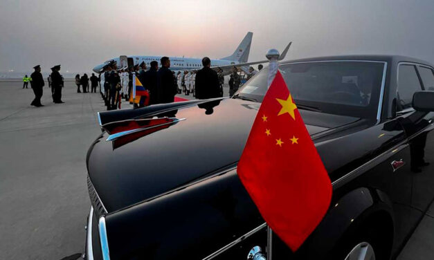 Petro travels to China to seek improved economic relations