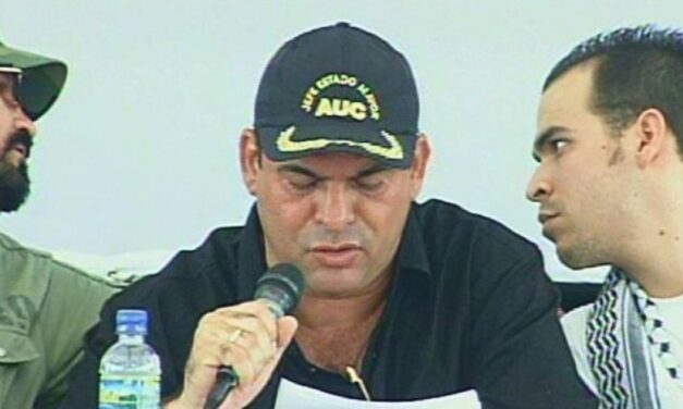 Cepeda files criminal complaint against De la Espriella over paramilitary ties